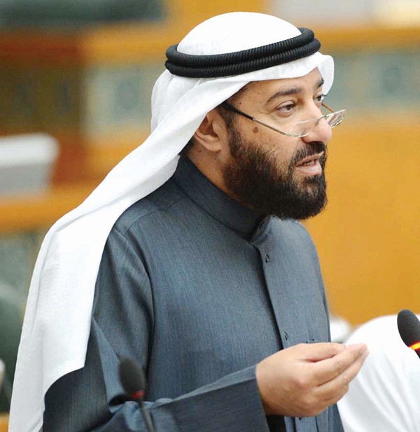 د علي العمير متحدثا خلال الجلسة	 هاني الشمري