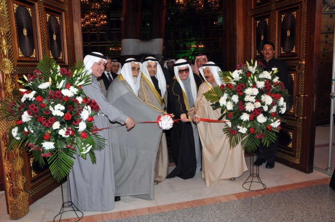 يعقوب الصانع ودعبدالمحسن الخرافي وجواد بوخمسين يفتتحون المعرض المصاحب للملتقى