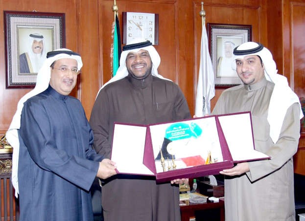 سامي الشمري يقدم درعا للشيخ احمد المنصور ﻿