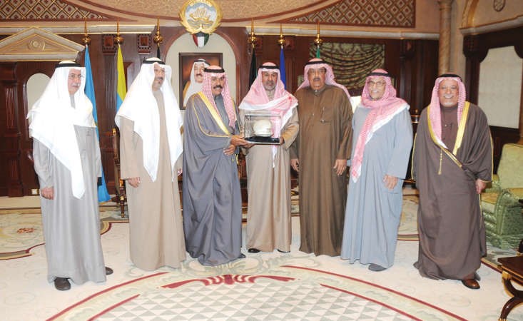سمو ولي العهد الشيخ نواف الاحمد يتلقى هدية تذكارية من رئيس واعضاء اللجنة العليا المنظمة للموروث البحري ﻿