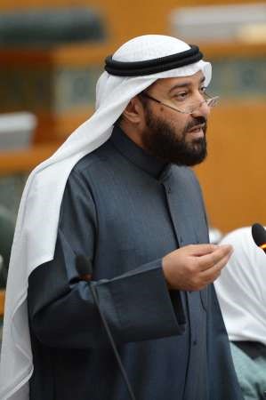 دعلي العمير متحدثا
