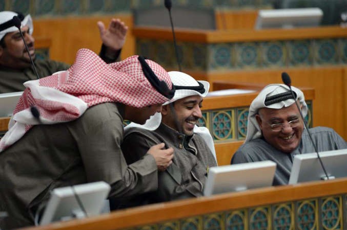 الفضل والعبدالله والكندري خلال الجلسة
