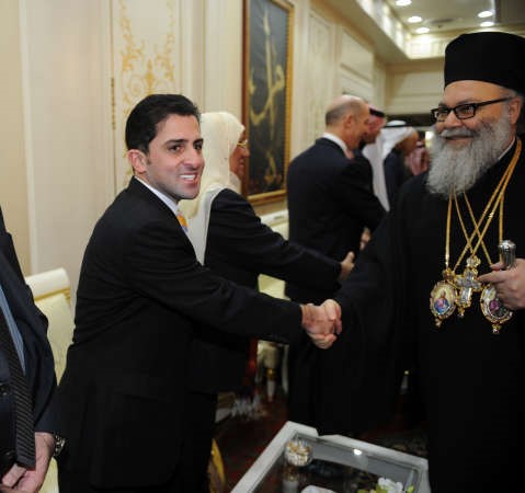 مدير التحرير الزميل محمد الحسيني مصافحا البطريرك يوحنا العاشر﻿