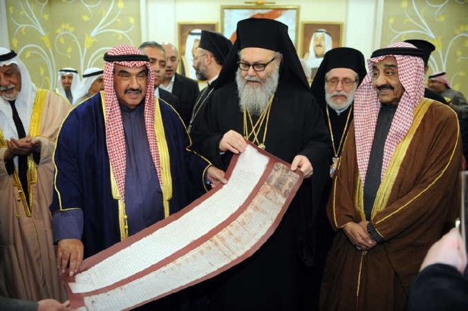 سمو الشيخ ناصر المحمد يتسلم العهدة النبوية من البطريرك يوحنا العاشر﻿