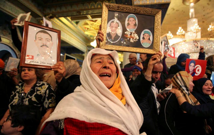 تونسيون يرفعون صورمتظاهرين قضوا خلالثورة الياسمين وذلك في الاحتفال بذكراها الرابعة امسرويترز ﻿
