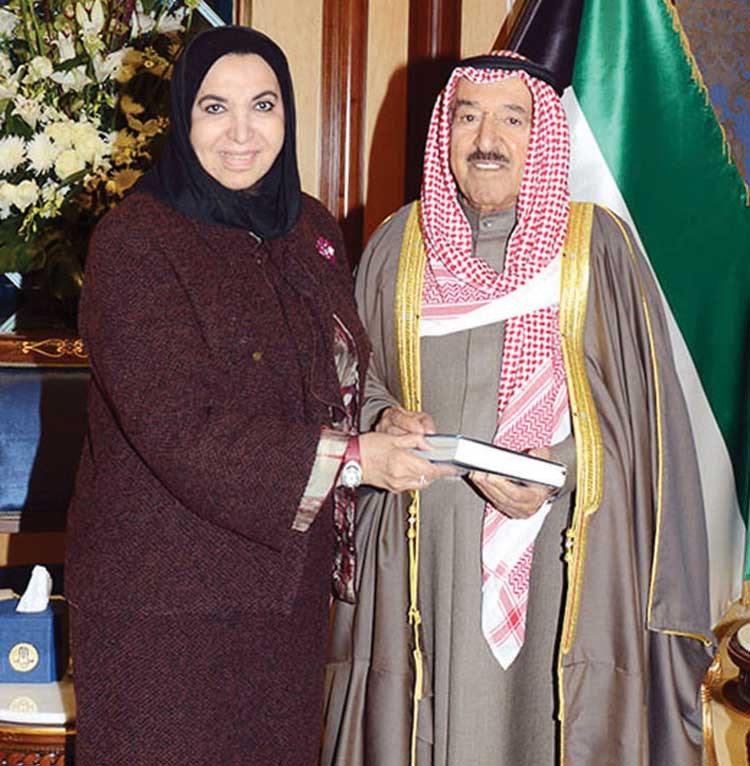 صاحب السمو يتسلم كتاب مبارك الصباح مؤسس الدولة الحديثة من دسعاد الصباح
