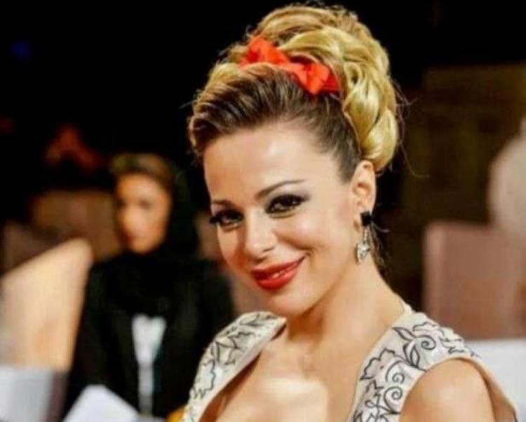 سوزان نجم الدين ترتدي الملاءة السوداء لأول مرة
