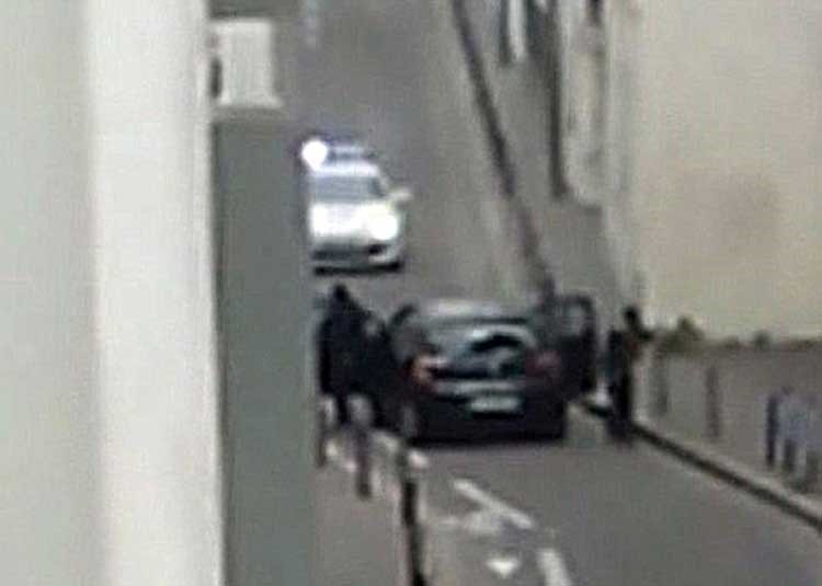 شاهد.. فيديو جديد يكشف كيف هربت شرطة باريس من مهاجمي "شارلي ايبدو"