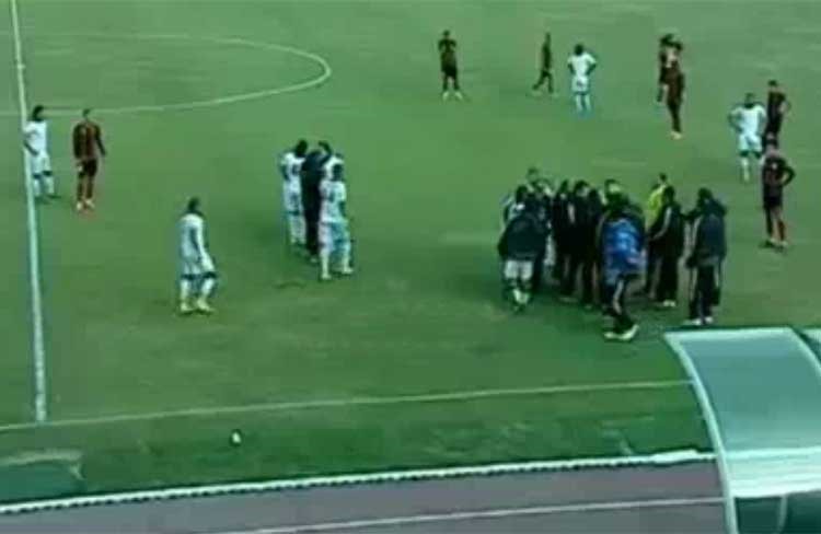 بالفيديو.. رئيس نادٍ مصري يقتحم مباراة.. للاعتداء على الحكم!