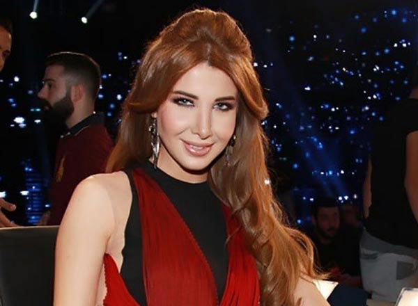 بالصور.. نانسي عجرم تستمتع بنزهة ثلجية مع زوجها وتدعو أصدقائها على الغداء