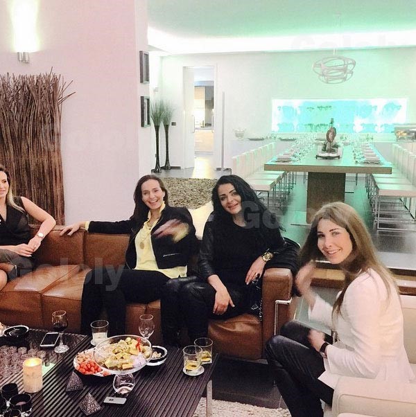 بالصور.. نانسي عجرم تستمتع بنزهة ثلجية مع زوجها وتدعو أصدقائها على الغداء