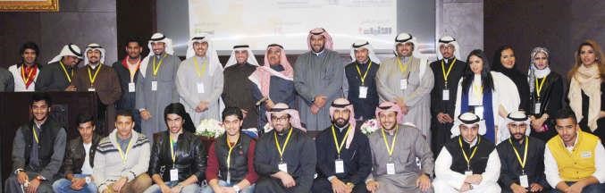 ناصر العرفج والزميل عدنان الراشد وعبدالله الغانم وممثلو الشركات الراعية يتوسطون فريق عمل مشاركةمحمد خلو