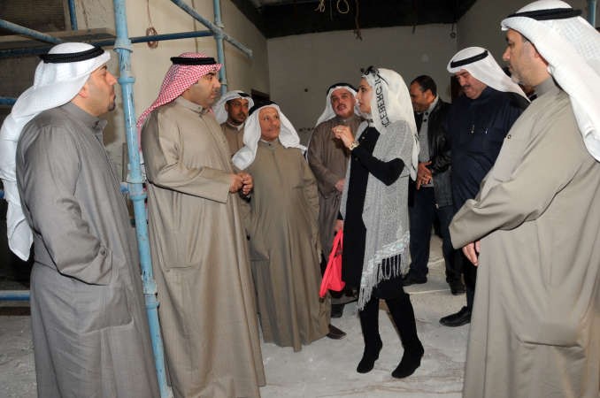 اسامة العتيبي ود حسن كمال وم علي الموسى يستمعون لشرح من د ذكرى بهبهاني حول المختبر المركزي لفحص الاغذية ﻿
