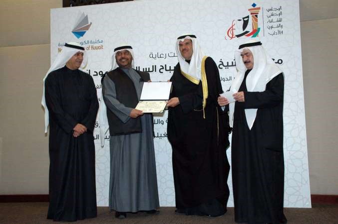 الشيخ سلمان الحمود وم علي اليوحة يكرمان احد المشاركين﻿