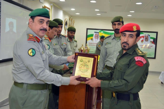 اللواء الركن م هاشم الرفاعي يكرم احد الخريجين﻿
