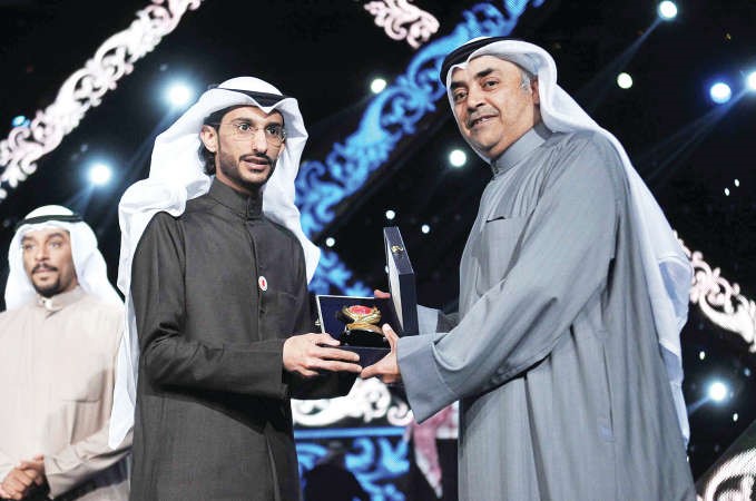 عضو اللجنة الاعلامية وليد الصقعبي مكرما الشاعر بن ذروة