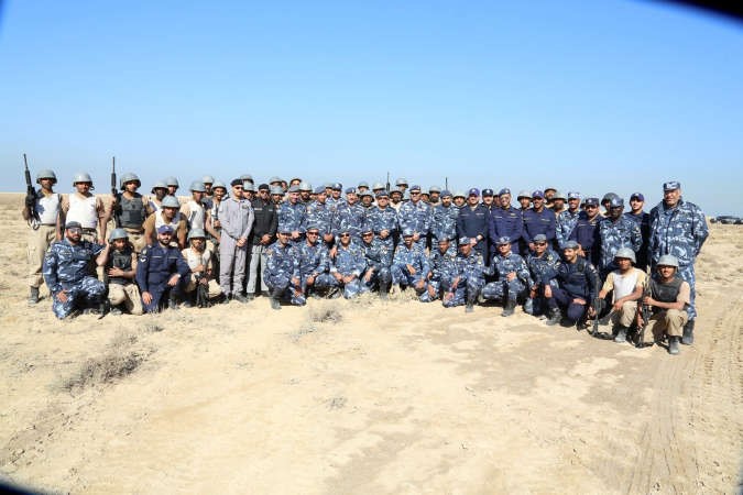 اللواء محمود الدوسري في لقطة تذكارية مع المشاركين في الدورة ﻿