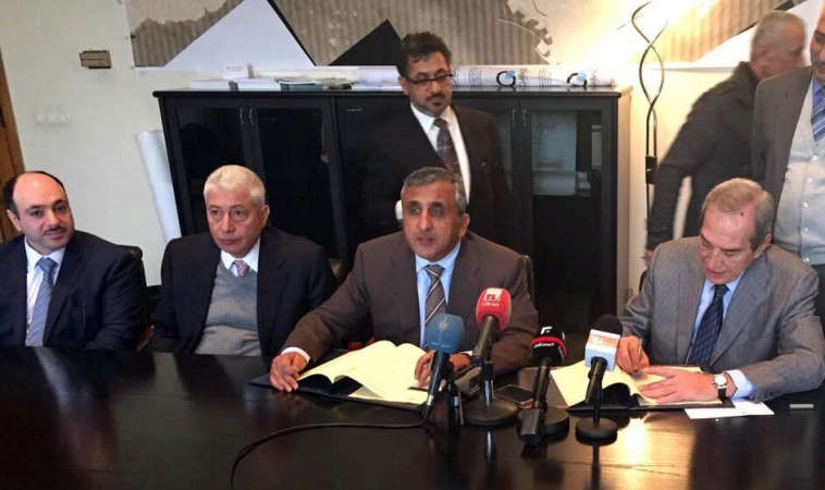عبدالوهاب البدر خلال توقيع عقد احد المشروعات في لبنان ﻿