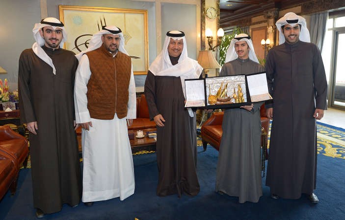 سمو الشيخ جابر المبارك يتلقى درعا تذكارية من اعضاء اتحاد طلبة اميركا بحضور النائب راكان النصف﻿