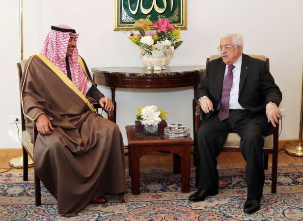 الشيخ صباح الخالد خلال لقائه مع الرئيس الفلسطيني محمود عباس ﻿