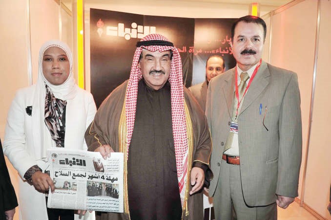 سمو الشيخ ناصر المحمد في جناح الانباء وتبدو الزميلة نوف العياضي والزميل محمد الجاموس في استقبال سموه