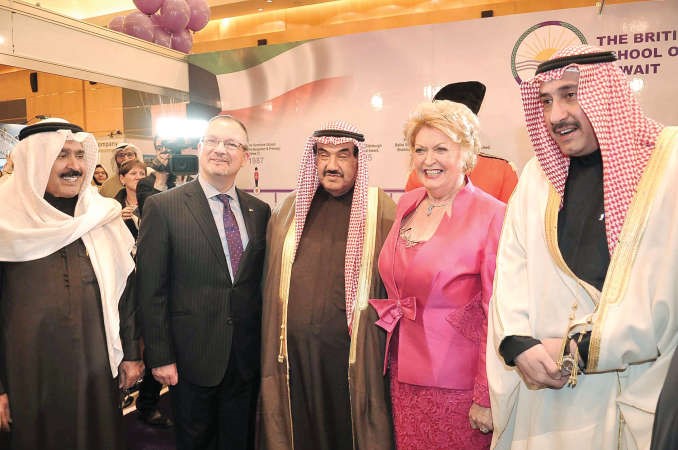 سمو الشيخ ناصر المحمد والمحافظ الشيخ فيصل الحمود والسفير البريطاني واحمد الجارالله في جناح احدى الشركات
