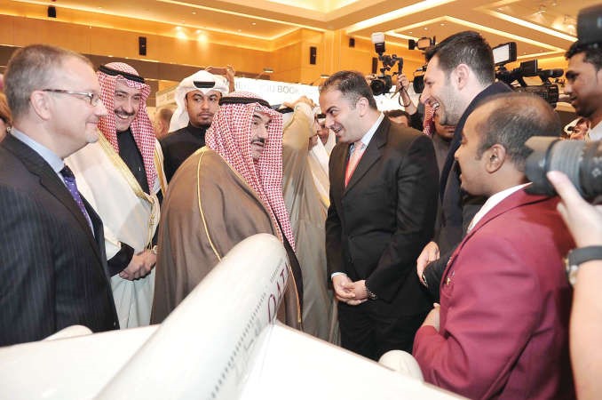 سمو الشيخ ناصر المحمد في جناح القطرية