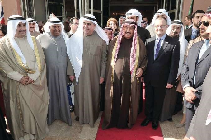 سمو الشيخ ناصر المحمد في لقطة تذكارية مع السفير البريطاني ومجموعة من الشخصيات في افتتاح المعرض اسامة ابوعطية