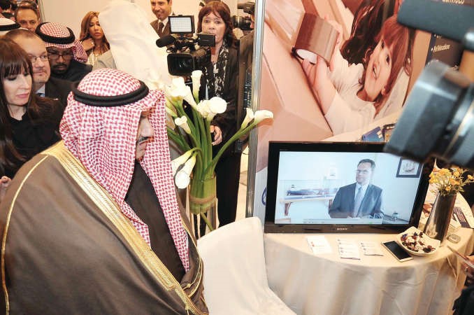 ومتابعا تكنولوجيا الاتصال المرئي عن بعد