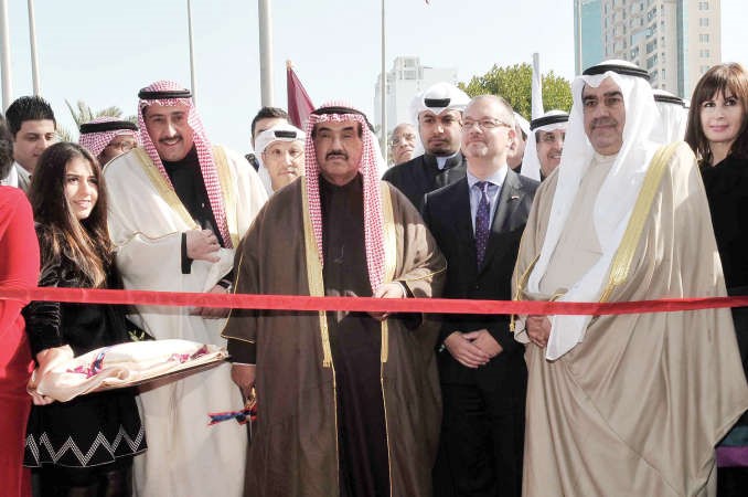 سمو الشيخ ناصر المحمد والسفير البريطاني ماثيو لودج ومحافظ الفراوانية الشيخ فيصل الحمود واحمد اسماعيل بهبهاني يقصون شريط الافتتاح