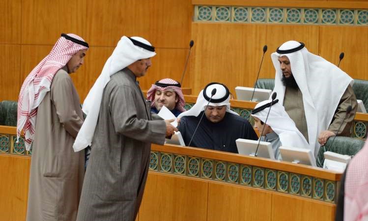 نواب يحيطون بوزير الصحة دعلي العبيدي