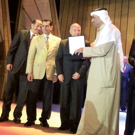 الزميل مفرح الشمري اثناء تسلمه درع التكريم من محافظ الاقصر﻿