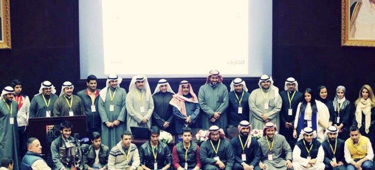 الزميل عدنان الراشد وعبدالله الغانم مع المشاركين في انطلاق المبادرة