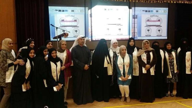 عيسى بورحمة في صورة جماعية مع الباحثات الاجتماعيات خلال الحفل 