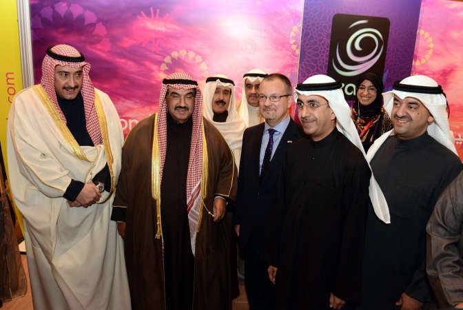 سمو الشيخ ناصر المحمد ومحافظ الفروانية الشيخ فيصل الحمود والرئيس التنفيذي لتنظيم الاتصالات في شركة زين فيصل ابل والسفير البريطاني ماثيو لودج في جناح زين ﻿