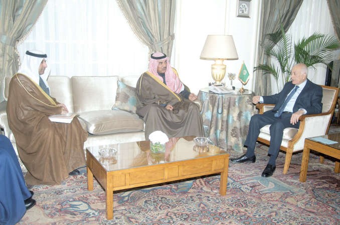 الشيخ صباح الخالد خلال لقائه دنبيل العربي بحضور السفير عزيز الديحاني﻿
