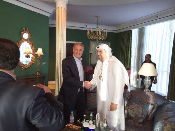 الشيخ احمد الفهد يتسلم الوسام من رئيس الاتحاد الدولي لكرة اليد حسن مصطفى