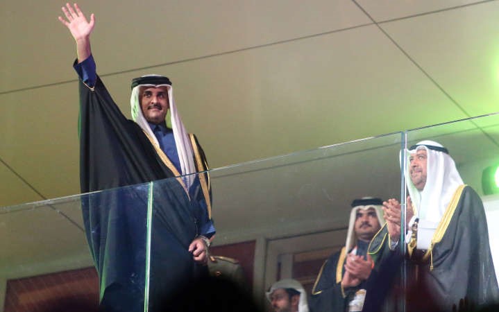 امير قطر الشيخ تميم بن حمد ال ثاني وبجانبه رئيس المجلس الاولمبي الاسيوي الشيخ احمد الفهد