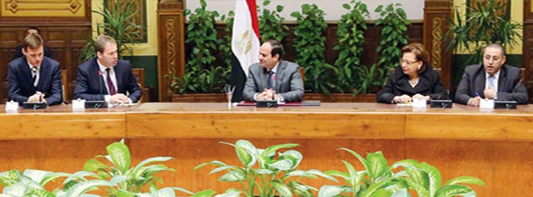 الرئيس المصري عبدالفتاح السيسي ملتقيا الوفد البريطاني في القصر الرئاسي بالقاهرة امس الاول