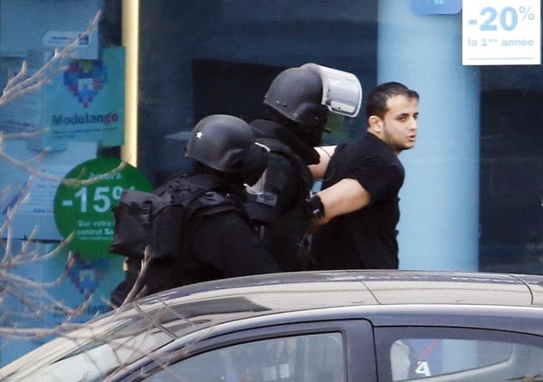 الشرطة تعتقل محتجز الرهينتين بمكتب بريد في باريس امس		 افپ