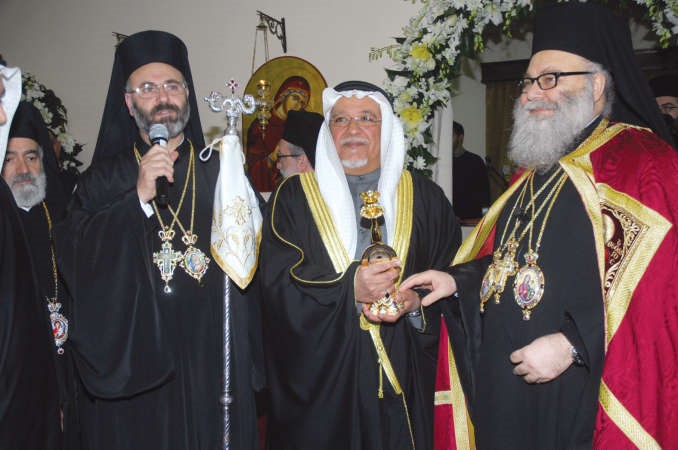 ممثل صاحب السمو الامير يتسلم هدية سموه من البطريرك يوحنا العاشر بحضور المتروبوليت غطاس هزيم