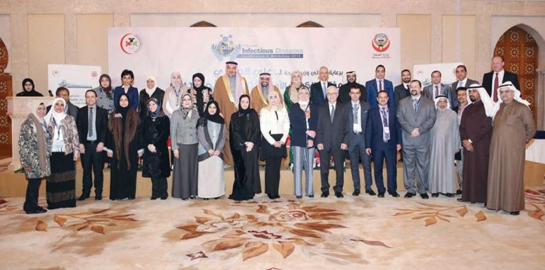 لقطة جماعية للمكرمين مع د توفيق بن خوجة ودماجدة القطان ود غالية المطيري