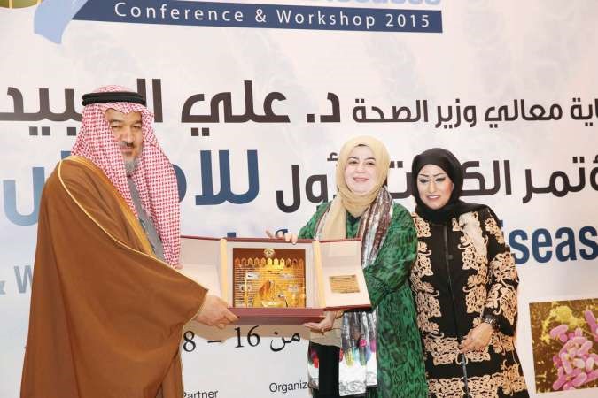 دماجدة القطان تكرم د توفيق بن خوجة
