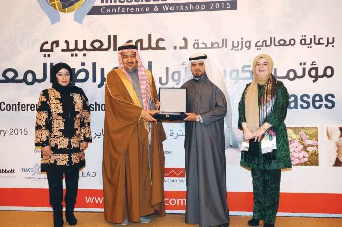 الزميل عبدالكريم العبدالله يتسلم تكريم الانباء 