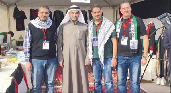 الزميل محمد راتب مع مشرفي جناح دولة فلسطين﻿