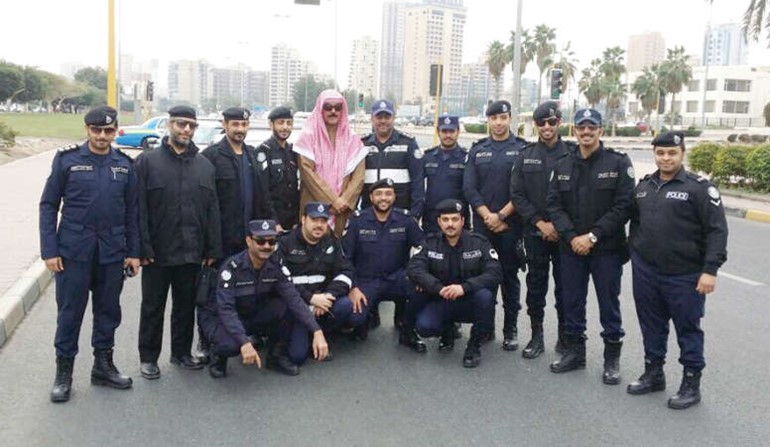 نائب رئيس مجلس الوزراء ووزير الداخلية الشيخ محمد الخالد متوسطا عددا من القيادات الامنية والافراد بعد جولته التفقدية المفاجئة في شارع الخليج العربي﻿