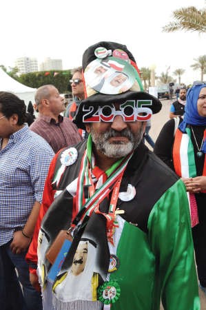 احد المشاركين والوان العلم﻿