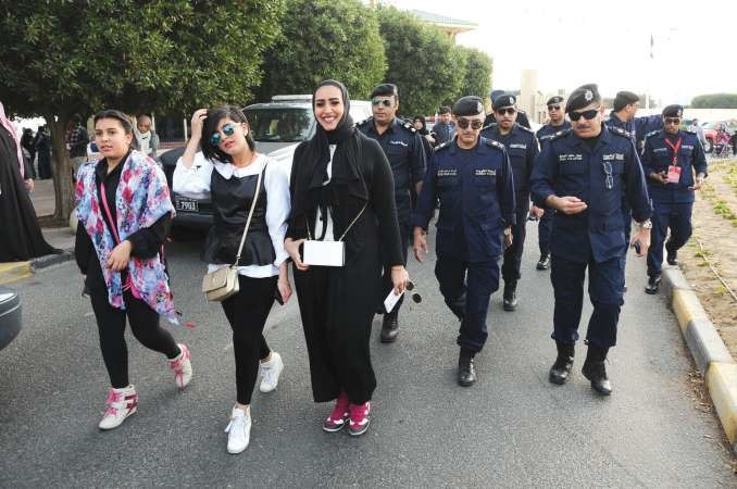 اللواء ابراهيم الطراح واللواء جمال الصايغ يتابعان الكرنفال﻿