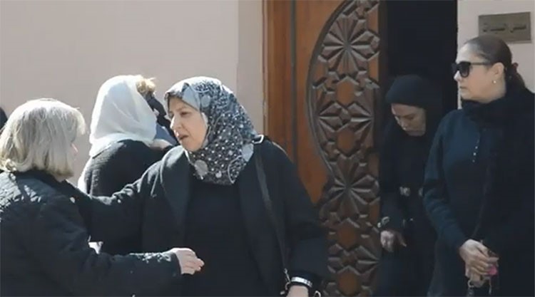 بالفيديو.. الفنانة المعتزلة نورا تواسي هدى رمزي بجنازة شقيقها.. وفنانات مصر يقدمن التعازي بالحجاب