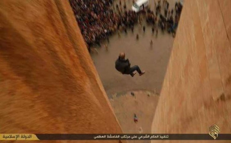 صور مروعة.. احدث طرق "داعش" في الاجرام... الرمي عن ارتفاعات شاهقه